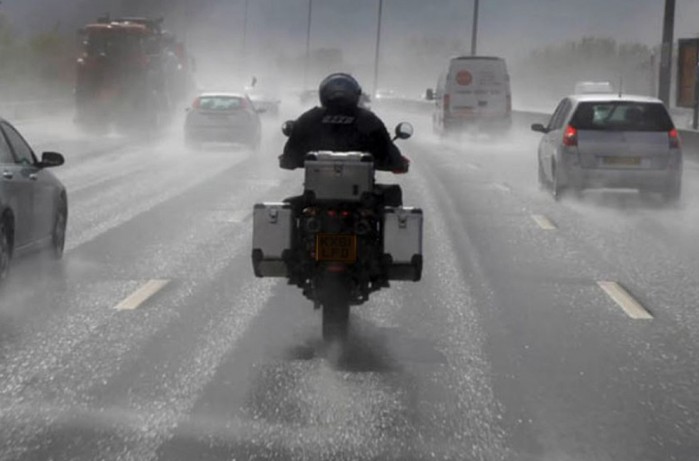 Jazda motocyklem w deszczu