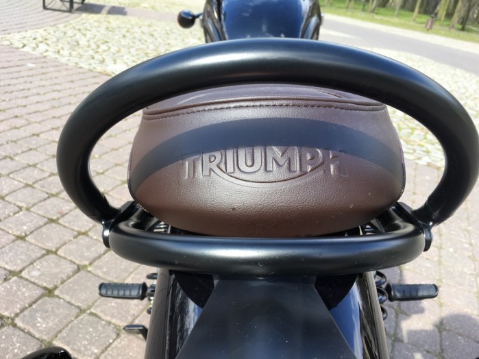 Triumph Bonneville T120Black 11 uchwyt tyl