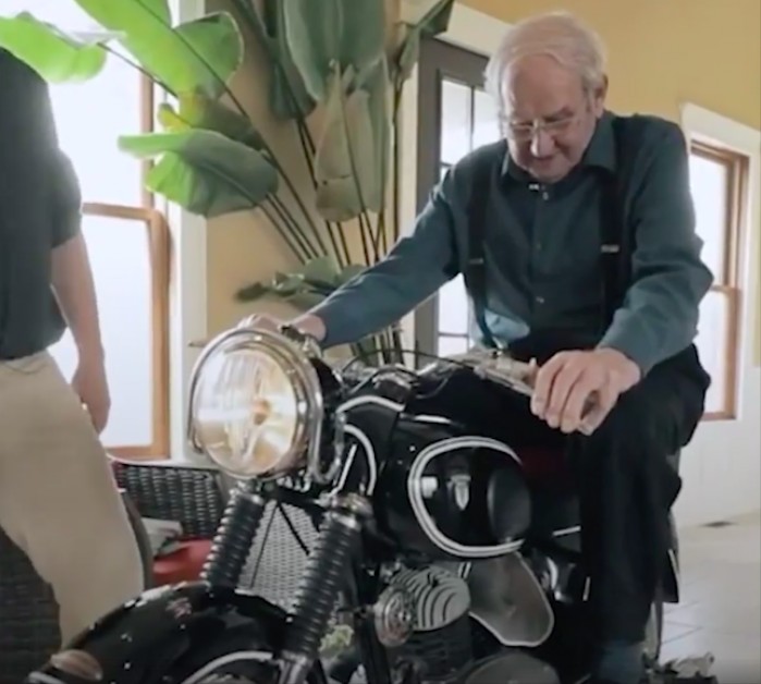 90latek dostaje w prezencie motocykl, który musiał