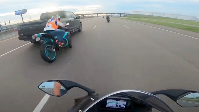 pickup taranuje motocykliste na autostradzie