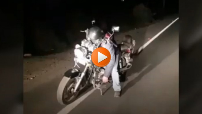 motocyklista spi na drodze
