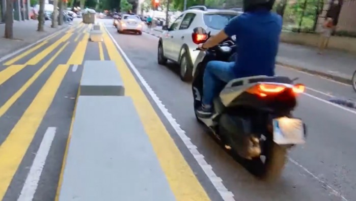 betonowe bloki na ulicy w barcelonie zabijaja motocyklistow