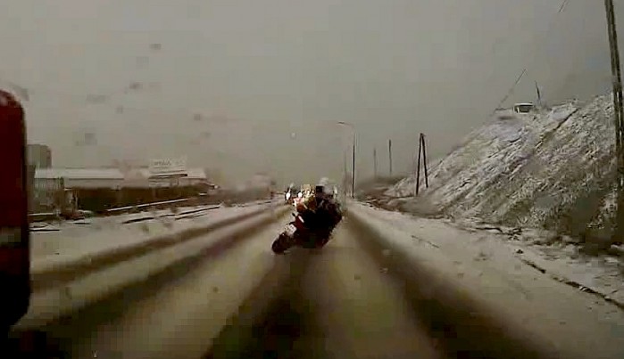 wywrotka motocyklisty na sliskiej drodze