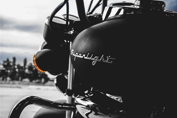 czarny motocykl