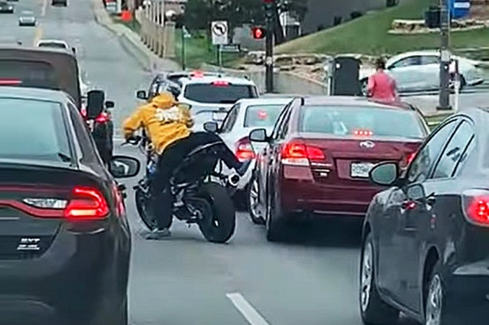 motocyklista kopie w drzwi samochodu i ucieka