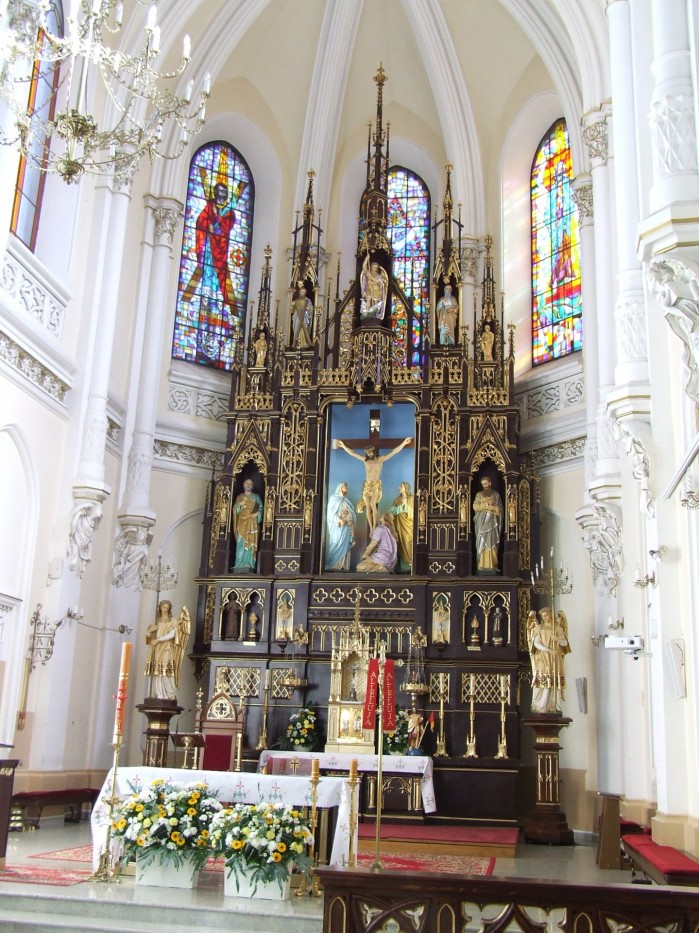 04 Neogotycki oltarz w neogotyckim kosciele Osieck