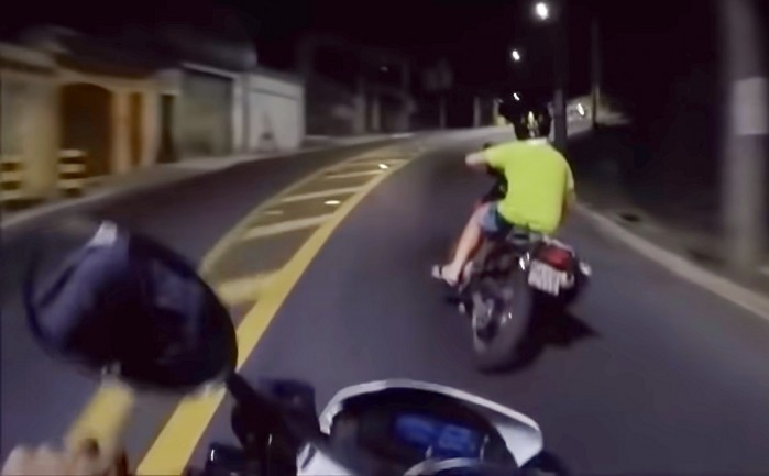 brazylia policyjny poscig motocyklista ucieka w klapkach i spodenkach