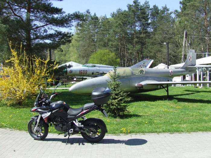 03 Wejscie do muzeum motoryzacji w Nieborowie zdobia odrzutowce