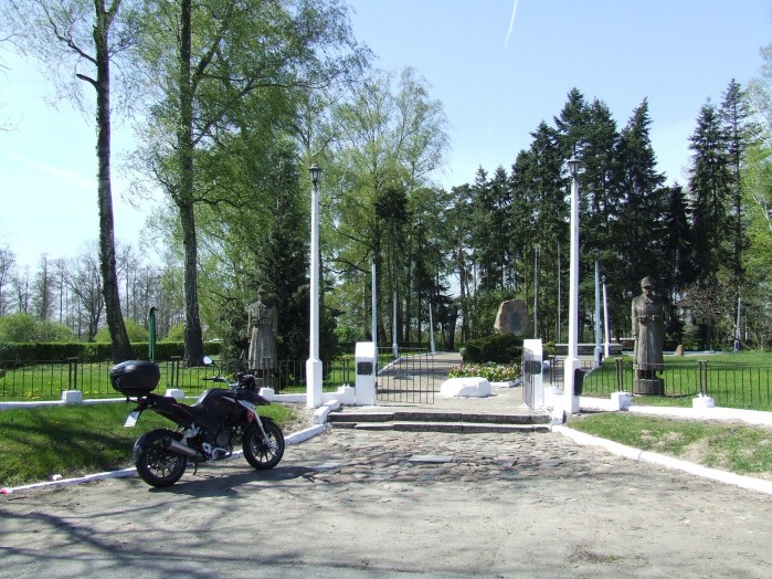 06 Przed cmentarzem i pomnikiem w Walewicach