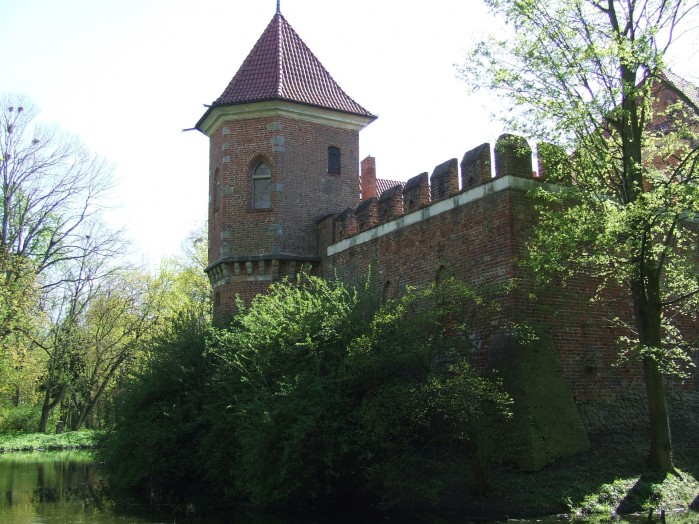 11 Pietnastowieczny zamek w Oporowie