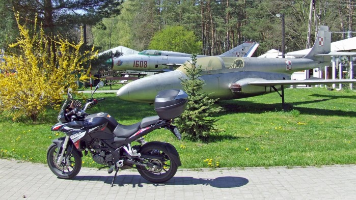 Wejscie do muzeum motoryzacji w Nieborowie zdobia odrzutowce z