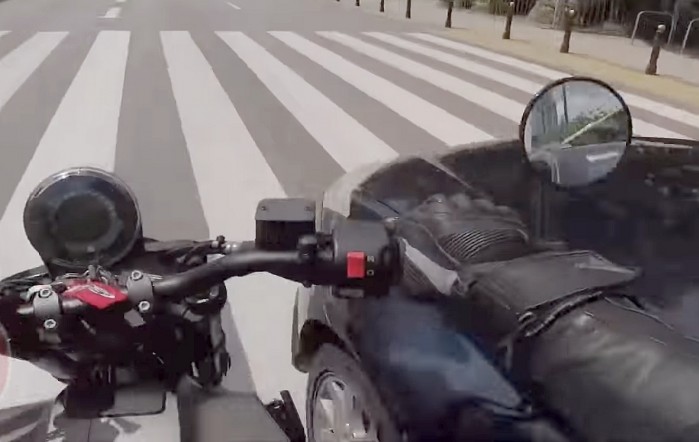 samochod wjezdza celowo w motocykliste proba wymuszenia odszkodowania