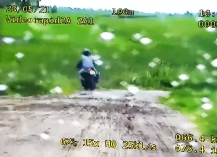 policjant z grupy speed goni motocykliste na rowerze