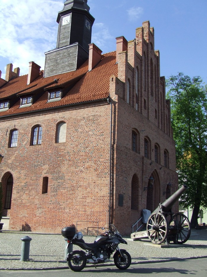 01 Ratusz Morag Zdobyte na Francuzach przez Prusakow armaty w wojnie 1871r