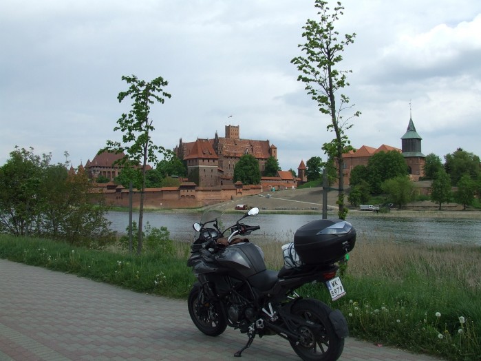 03 Widok znad Nogatu na zamek w Malborku