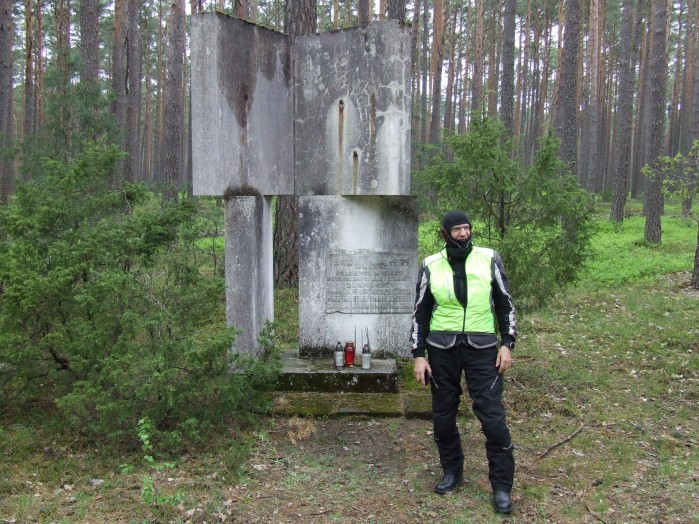 09 Betonowy pomnik utrwalacza wladzy i jej konfidenta rozstrzelanego przez zolnierzy zelaznego