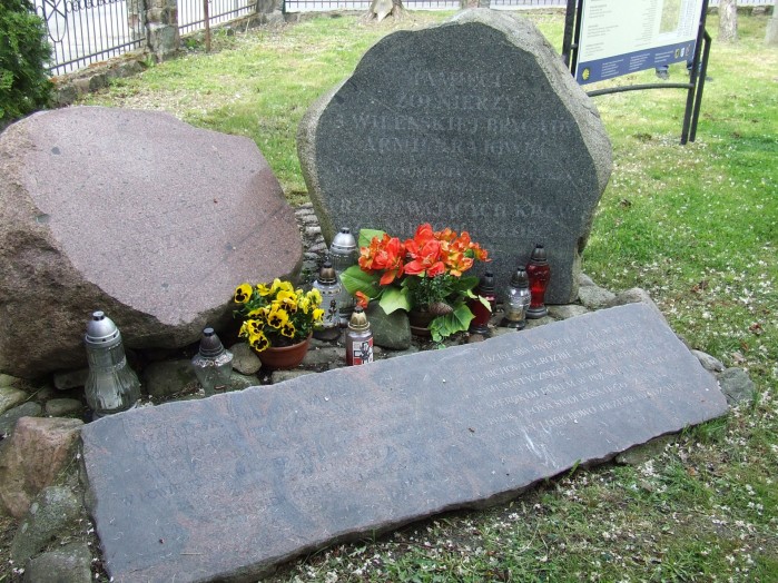 12 Kamien w Lubiechowie przy kosciele upamietnia wyczyn zelaznego