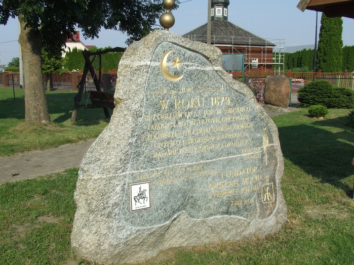12 Kamien z inskrypcja przypominajaca usadowienie sie na tych ziemiach Tatarow Polskich