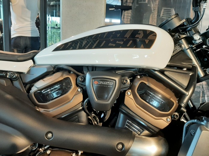11 Harley Davidson Sportster S cylindry