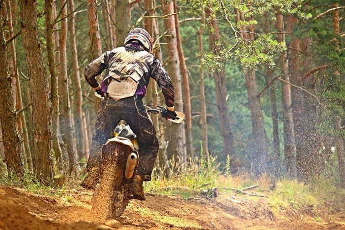 motocykle w lesie uzdrowiska beskidu