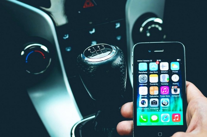 przepisy dotyczace uzywania telefonow w pojazdach