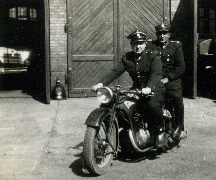 Wojenny motocykl Zundapp K 350 po wojnie w sluzbie Strazy Pozzarnej