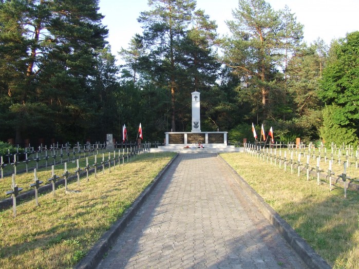 Na cmentarzu lesnym rowniutko spoczywaja obok siebie Ci ktorzy polegli tutaj w czerwcu 1944r