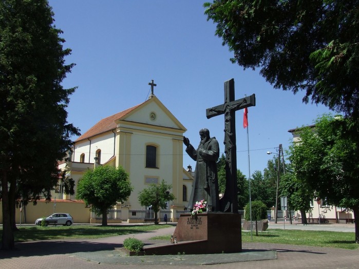14 Przed klasztorem i kosciolem w Nowym Miescie stoi pomnik bl Honorat Kozminski