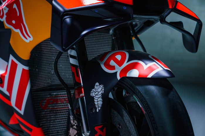 Red Bull KTM RC16 zawieszenie przod
