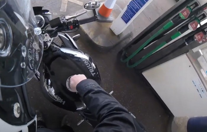 motocykl stacja benzynowa