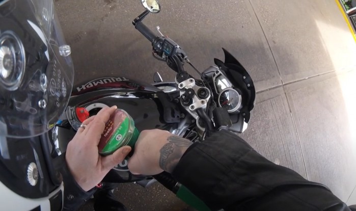 tankowanie motocykla na stacji benzynowej