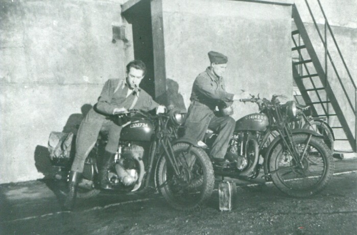 Zolnierze Polskich Sil Zbrojnych na Zachodzie przy motocyklach od prawej Ariel WNG BSA M20