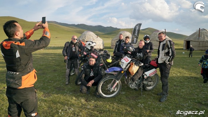 uczestnicy motul azja tour po kirgistanie