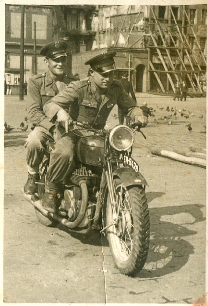 Po wojnie w Polsce zolnierze Ludowego Wojska Polskiego na motocyklu BSA M20