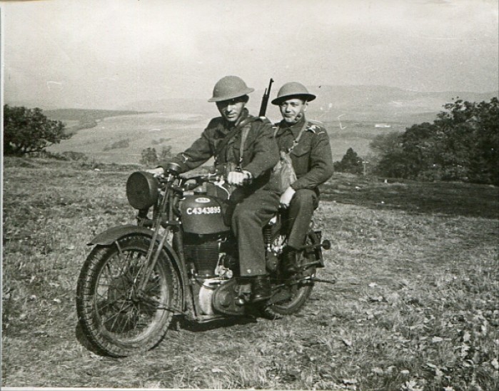 zolnierze Polskich Sil Zbrojnych na Zachodzie na motocyklu BSA M20 Szkocja