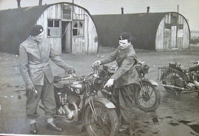 zolnierze Polskich Sil Zbrojnych na Zachodzie przy motocyklu BSA M20