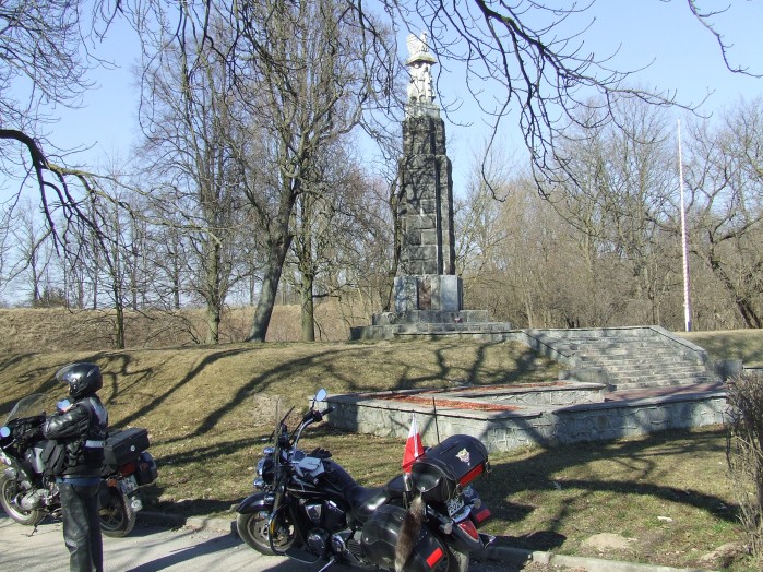 07 Pomnik poswiecony bohaterskim zolnierzom polskim walczacym z Niemcami w 1939 r