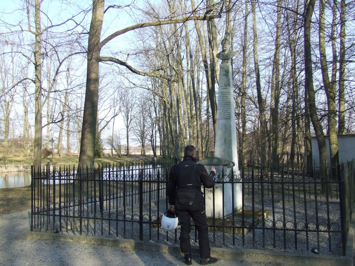 17 W parku w miejscu gdzie stala czarnoleska lipa stoi monument z popiersiem poety