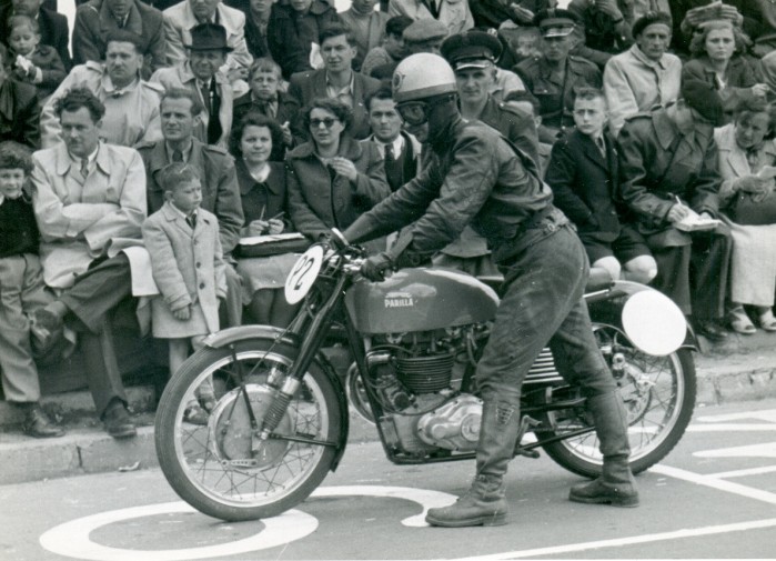 Jeden z najlepszych polskich motocyklistow czlonek Kadry Narodowej Stanislaw Brun przy motocyklu Parilla 250 Polowa lat 50