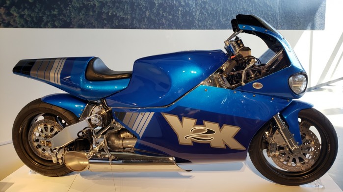 2 Motocykla MTT Y2K z silnikiem turbinowym z pierwszej serii produkcyjnej z lat 2000 2005 Fotografie Wojtek Miezal