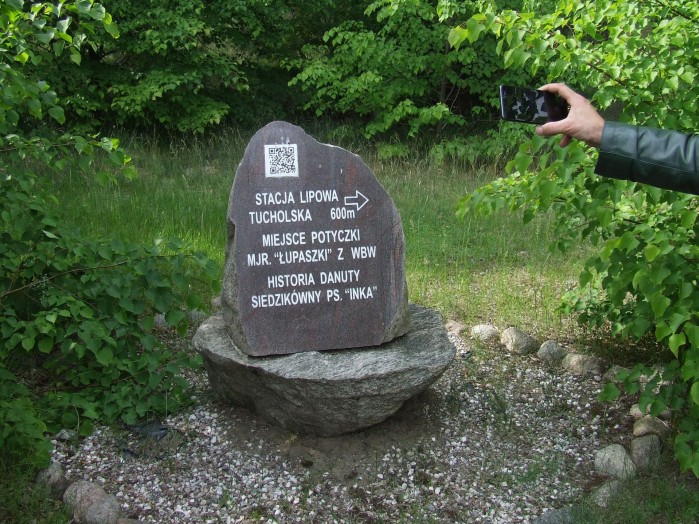 03 Mowiacy kamien wskazuje droge do stacji i pomnika