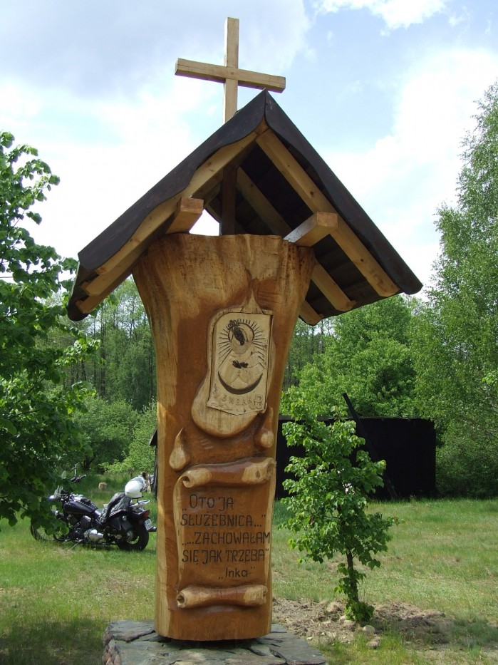 14 A to pomnik kapliczka poswiecony Ince Stoi przed domem pp lytkowskich