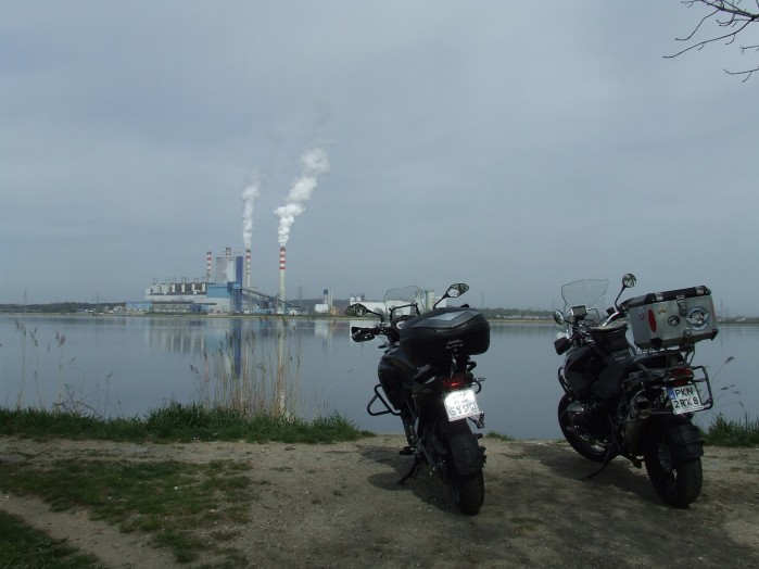 05 Jezioro Goslawickie a za nim potezna elektrocieplownia
