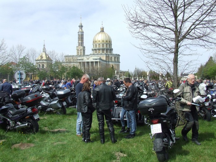 07 Przed katedra w Str Licheniu czasmi odbywaja sie tez potezne zjazdy motocyklistow