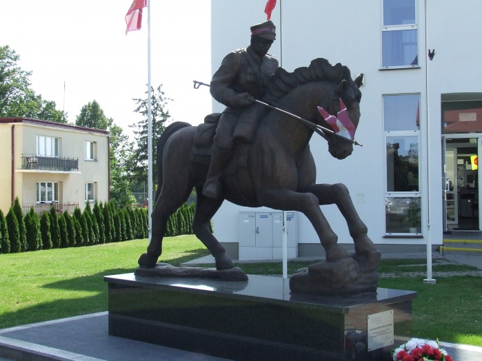 11 Szarzujacy ulan w Cycowie to pomnik na pamiatke bitwy z bolszewikami w 1920 r