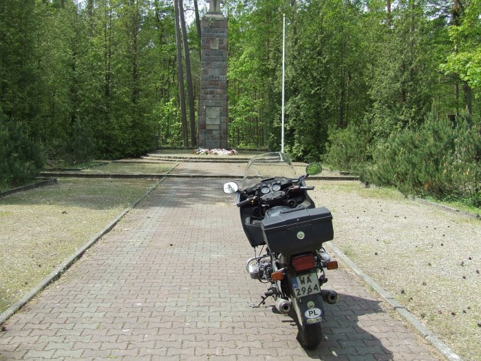 08 Natomiast przy drodze dojazdowej Wejherowo Krokowa stoi taki pomnik oznajmiajacy cmentarzysko w Piasnicy