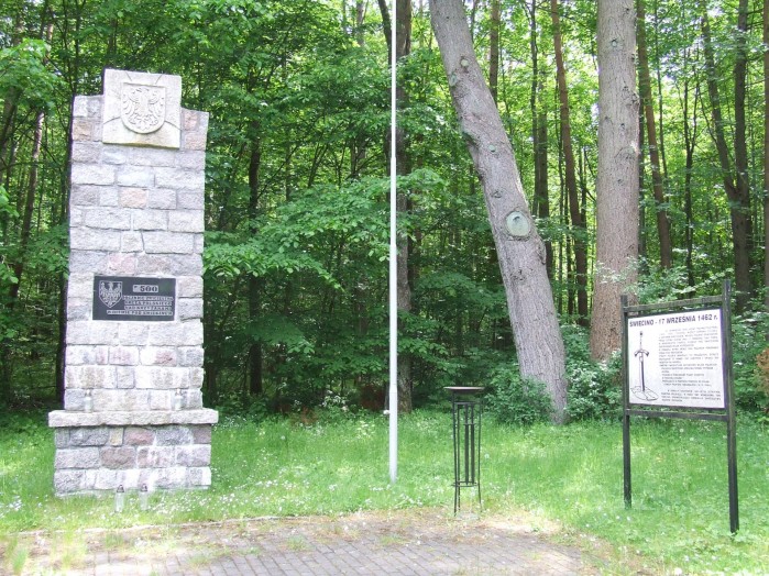 09 swiecino Na malenkiej polanie stoi pomnik przypominajacy bitwe z Krzyzakami w 1462 r