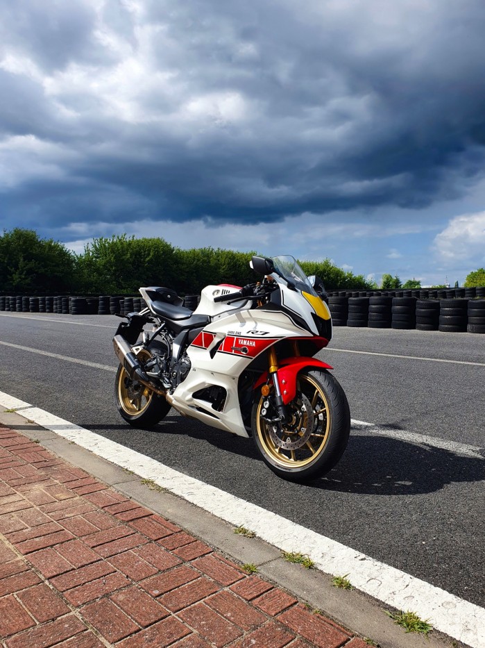 20 Yamaha R7 2022 czarne chmury