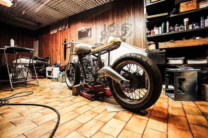 motocykl w garazu 1
