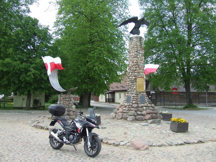 10 Pomnik postawiony na pamiatke ustanowienia orderu Orla Bialego